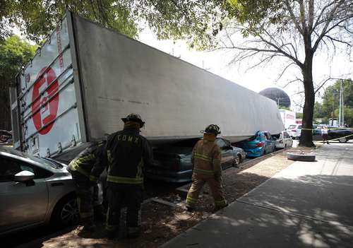 Un tráiler que transportaba papel volcó sobre cuatro automóviles estacionados en la colonia Industrial Vallejo, en Azcapotzalco. Los cuerpos de emergencia retiraron con la ayuda de grúas el pesado vehículo. No se reportaron lesionados.