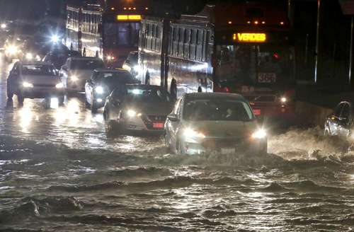 El Metrobús suspendió corridas en parte de la línea 1, que va por Insurgentes Norte, debido a la fuertes precipitaciones de ayer. El servicio se restableció una hora después. Las autoridades activaron la alerta naranja en Gustavo A. Madero.