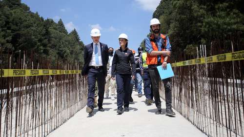 Acompañada por el secretario de Movilidad, Andrés Lajous Loaeza, en la zona de Observatorio, la jefa de Gobierno señaló que la finalidad es concluir la obra a finales de junio. “Ahí vamos, con dificultades administrativas, pero la vamos a terminar”.