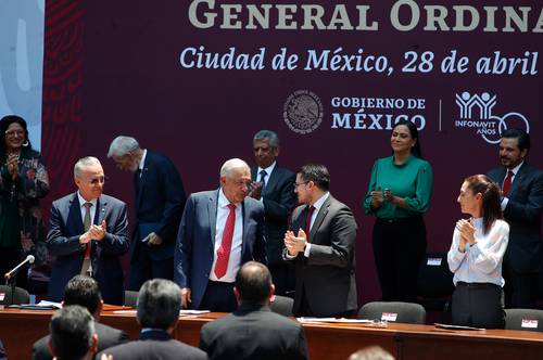 El mandatario encabezó en Palacio Nacional la 125 asamblea del Infonavit, flanqueado por el titular del organismo, Carlos Martínez, y el dirigente de la Coparmex, José Medina Mora Icaza.