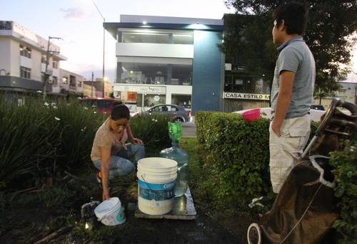 Una de las entidades afectadas con la escasez de agua en tiempos recientes ha sido Jalisco; en junio de 2021 vecinos del centro de la ciudad de Guadalajara tuvieron que acarrear líquido desde un camellón en la avenida Federalismo, debido a que el Sistema Intermunicipal de Agua Potable y Alcantarillado los dejó cuatro meses y dos semanas sin el recurso a causa de recortes por los bajos niveles de la presa Calderón.