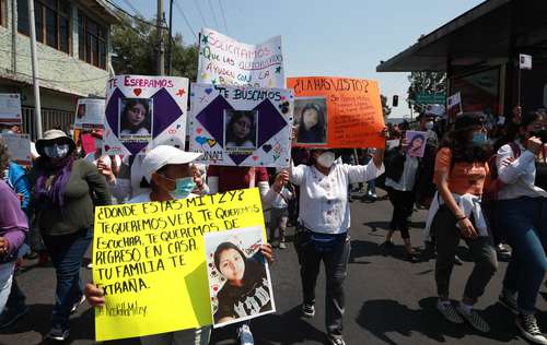 Familiares de Mitzy Tonanzin López, así como estudiantes y maestros del CCH Oriente, marcharon ayer sobre el Periférico para exigir la presentación con vida de la joven de 18 años, quien fue vista por última vez el 8 de abril.