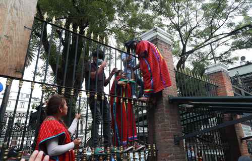 Al romper el techo de vidrio la mujer resultó herida, pero se negó a ser atendida y la protesta siguió.