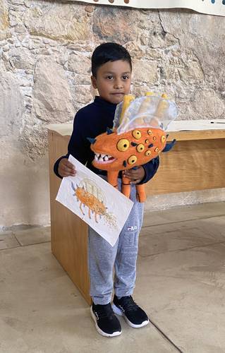  Miguel Ángel Luna, de cinco años, quien ganó con su relato Nísipi, y Foto cortesía de Amigos del IAGO y del CFMAB