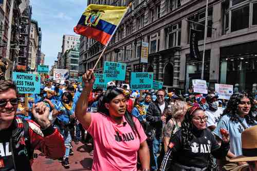 Trabajadores de Amazon se manifiestan ayer en Manhattan, Nueva York. Los emplea-dos de una planta de la megaempresa se sindicalizaron hace un mes, lo que retumbó en Estados Unidos, ya que desafiaba los pro-nósticos de políticos y líderes sindicales de que era casi imposible, y ahora hay esfuerzos para replicar eso por todo el pais.