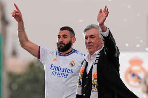 “Lo he hecho bien”, asentó el técnico del Real Madrid, Carlo Ancelotti, quien, junto con el jugador francés Karim Benzema, saluda a la afición en la Plaza Cibeles luego de ganar el torneo del futbol español.