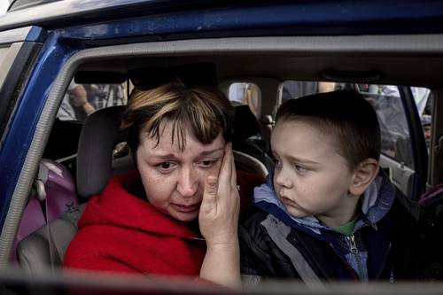 Natalia Pototska llora ante la mirada de su nieto Matviy, ayer en un centro de desplazados en la ciudad ucrania de Zaporizhzhia, a orillas del río Dnieper.