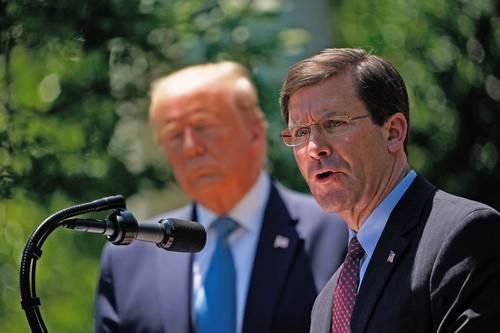 El expresidente estadunidense Donald Trump planteó la idea de “disparar a las piernas” de manifestantes congregados frente a la Casa Blanca, de acuerdo con un libro que publicará su ex secretario de Defensa, Mark Esper (en la imagen de archivo, a la derecha del magnate). En fragmentos conseguidos por la plataforma informativa Axios, publicados ayer, quien fue jefe del Pentágono entre julio de 2019 y noviembre de 2020, afirma que durante las movilizaciones contra el racismo, en junio de 2020, el entonces presidente, muy irritado, preguntó en la Sala Oval: “¿No puedes sencillamente dispararles? Dispárales a las piernas, o algo así”. El libro de Mark Esper, A Sacred Oath, saldrá a la venta el 10 de mayo en Estados Unidos.