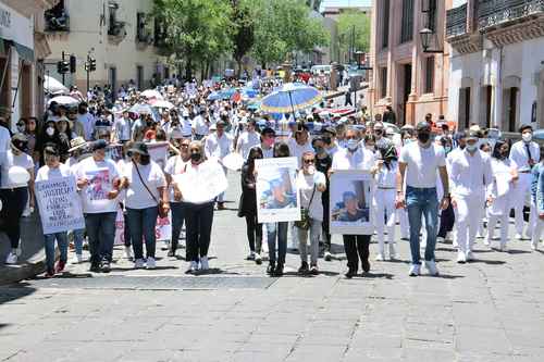 Familiares de los cuatros alumnos asesinados de la Universidad Autónoma de Zacatecas, junto con docentes y estudiantes de esa institución educativa, marcharon de la explanada de la Escuela de Ingeniería a la plaza de armas, en la capital del estado, para exigir justicia.