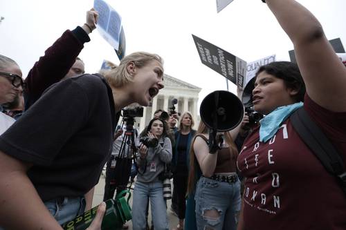  Activistas a favor del derecho a decidir y en contra del aborto se confrontaron ayer, afuera de la Suprema Corte en Washington. Foto Afp