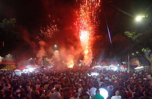 Vecinos de la colonia Santa Cruz Atoyac, en la alcaldía Benito Juárez, festejaron su día con una misa, música, baile, antojitos y la quema de tres castillos.