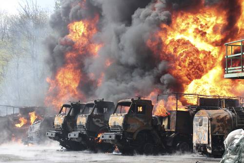 Arden vehículos en un depósito de petróleo atacado con misiles en Makiivka, al este de Donietsk, zona de Ucrania controlada por fuerzas prorrusas.