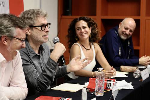 John Ackerman, director del Programa Universitario de Estudios sobre Democracia, Justicia y Sociedad; Bruno Bosteels, autor del libro La comuna mexicana; Rosaura Martínez Ruiz y Luis Hernandez, coordinador de Opinion de La Jornada, en la conferencia La comuna contra el Estado, repensando la insurrección en el siglo XXI.