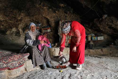 El máximo tribunal israelí determinó que la zona donde está asentada la comunidad Masafer Yatta es del ejército. En la imagen, aldeanos de la zona que habitan cuevas.