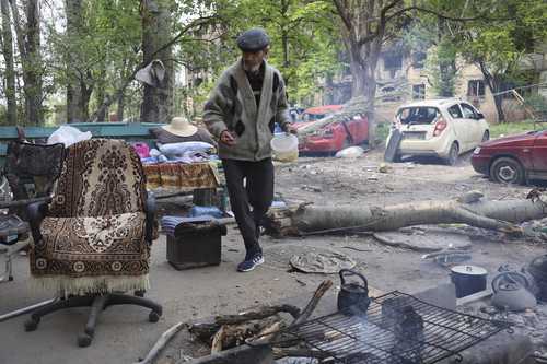 La Federación Rusa mantiene en la mira tomar el control de Mariupol. En la gráfica, un hombre improvisa una casa al aire libre en territorio que a la fecha está bajo control de la autoproclamada república popular de Donietsk, en el este de Ucrania.