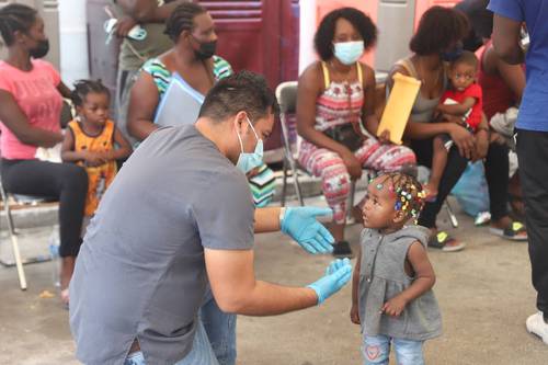 Personal de salud brinda atención a los migrantes haitianos que se alojan en el albergue Barrios de Cristo, en la ciudad fronteriza de Nuevo Laredo, Tamaulipas.