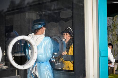 Un trabajador toma muestras del virus en una estación de análisis de pruebas, al tiempo que el presidente chino Xi Jinping llamó a continuar los confinamientos.