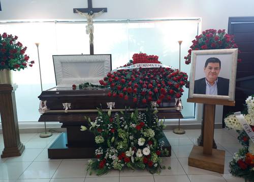 Los restos del periodista Luis Enrique Ramírez fueron velados ayer en una funeraria del sector Montebello, en Culiacán, Sinaloa.