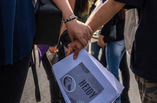 Integrantes de colectivos feministas marcharon este viernes en el centro histórico de Zacatecas, para exigir justicia por el homicidio de Heidy Noriega Torres, de 31 años de edad, cometido en el municipio de Valparaíso el 29 de abril pasado. Su cuerpo fue encontrado junto al de su hijo de un año en su domicilio ubicado en la localidad referida.