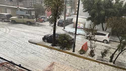 Luego de que se alcanzaran los 30 grados al mediodía, por la tarde una sorpresiva tromba pintó de blanco parte de la ciudad.