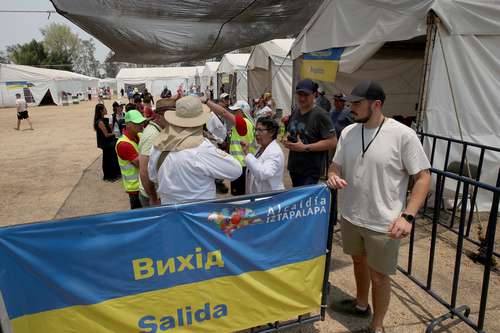 En el deportivo Francisco I. Madero están casi 600 personas de esa nacionalidad.