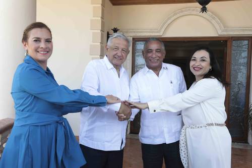 El mandatario mexicano y Beatriz Gutiérrez Müller fueron recibidos por el primer ministro John Briceño y su esposa Rossana.