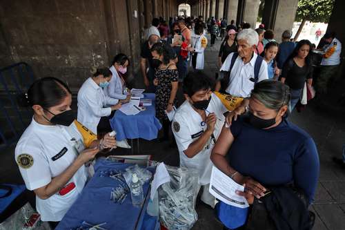 En el país se han aplicado más de 200 millones de dosis, lo que comprueba la eficacia de las vacunas, señala especialista de la UNAM. La imagen, en el Centro de la CDMX.