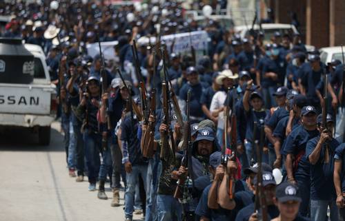 Miembros de la policía comunitaria del municipio de Heliodoro Castillo, Guerrero, recorrieron ayer las calles de San Miguel Totolapan, para conmemorar su quinto aniversario.