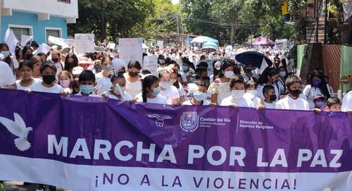 Pobladores del municipio de Coatlán del Río, Morelos, marcharon ayer por calles de la localidad para exigir a las autoridades medidas contra la violencia en la entidad.