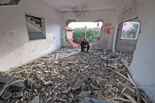 Un hombre observa la casa demolida el fin de semana por elementos de las fuerzas de seguridad israelíes en la aldea de Silat Khartiyeh, cerca de la ciudad de Jenin, en Cisjordania reocupada. La vivienda era de Omar Jaradat, acusado de matar hace cinco meses a un estudiante de seminario judío en una emboscada. Al menos 300 heridos es el saldo de constantes choques entre israelíes y palestinos en la zona.