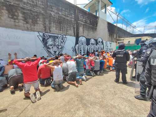 Tras retomar el control de la cárcel de Bellavista, los vigilantes arrodillaron a decenas de reos en el patio del penal.