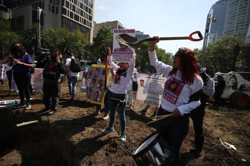 Varios colectivos protestaron ayer en Paseo de la Reforma.