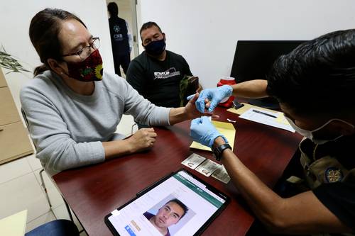 Bertha Gutiérrez y Margarito Vázquez, quienes buscan a su hijo Édgar, acudieron ayer a la unidad de Gobernación a realizarse la toma de muestras de ADN.