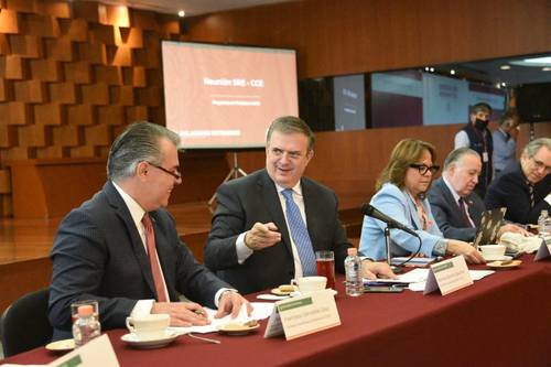 El canciller Marcelo Ebrard se reunió con la cúpula del CCE para abordar temas migratorios e inspecciones del transporte en zonas fronterizas. Entre los puntos que trataron destacan los relacionados con la infraestructura fronteriza con Estados Unidos, el diálogo político de alto nivel y diversas medidas para reforzar el comercio bilateral. En la reunión encabezada por Ebrard y por el presidente del CCE, Francisco Cervantes, se subrayó la importancia de impulsar el cruce San Jerónimo y Santa Teresa, como alternativa ante los problemas de traslado de mercancías a través de Texas.
