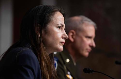 Avril Haines, directora de Inteligencia Nacional de Estados Unidos, y el general Scott Berrier, jefe de la Agencia de Inteligencia de Defensa, ayer al comparecer ante un comité del Senado para hablar sobre la operación militar rusa en Ucrania.