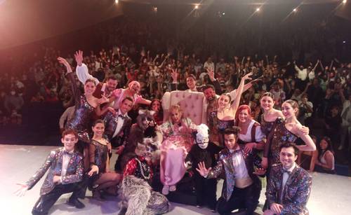 Elenco de la puesta en escena del musical infantil Caperucita ¡qué onda con tu abuelita! Al centro sentada la actriz Silvia Pinal.