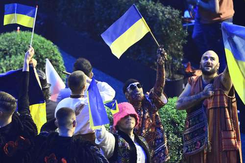  Los integrantes de la banda ucrania Kalush Orchestra celebran su clasificación a la semifinal del Festival de la Canción de Eurovisión 2022. Foto Afp