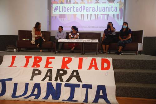 Familiares de Juana Alonzo Santizo, migrante guatemalteca acusada de un delito que no cometió, se reunieron con una representante del Centro Prodh, durante el conversatorio El camino a la libertad de Juanita, en la CDMX.