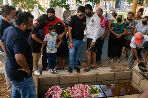 Funeral de la periodista Sheila García, en el panteón municipal Miguel Hidalgo de Minatitlán, Veracruz.