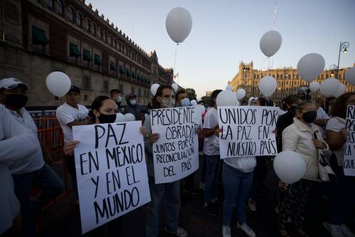 Integrantes de la organización de la Academia de Justicia Transicional se manifestaron frente a Palacio Nacional por la paz y en apoyo del presidente Andrés Manuel López Obrador por su propuesta de “abrazos, no balazos”.