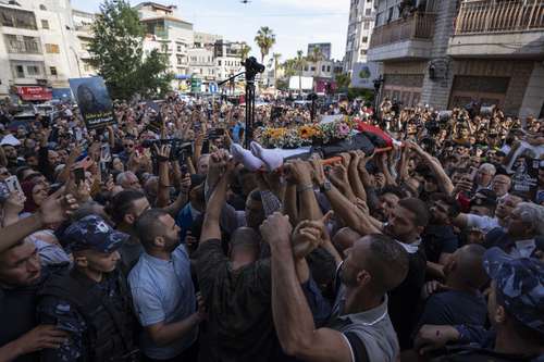  Palestinos llevan los restos de la comunicadora hacia la oficina del canal catarí para que sus compañeros presenten sus respetos, en la ciudad cisjordana de Ramalá. Foto Al Jazeera y Ap