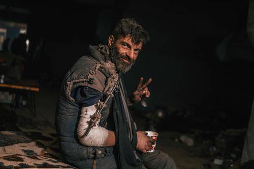 Un militar ucranio herido dentro de la planta acerera de Azovstal, en Mariupol, Ucrania, en imagen tomada el pasado día 10 por miembros del batallón de Azov.