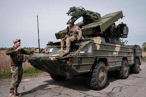 Soldados ucranios apostados en un sistema de misiles antiaéreo cerca de Sloviansk, en el este de Ucrania. En visita a Viena, el secretario general de la ONU, Antonio Guterres, declaró ayer que en el terreno diplomático aún se pueden salvar muchas vidas en el conflicto entre Moscú y Kiev.