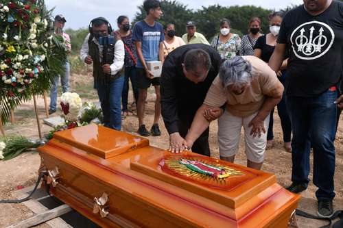 Familiares y amigos acudieron al sepelio de Yesenia Mollinedo y Sheila Johana García, directora y camarógrafa del portal El Veraz, respectivamente, en el panteón Miguel Hidalgo del municipio de Minatitlán.