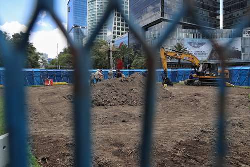 El área en la que se planea plantar un ahuehuete, sobre Paseo de la Reforma, continúa en rehabilitación mientras permanece amurallada.