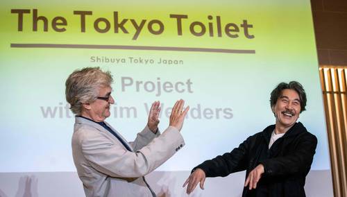  El realizador y Koji Yakusho, quien encarna a un trabajador sanitario en la presentación de la película. Foto Afp