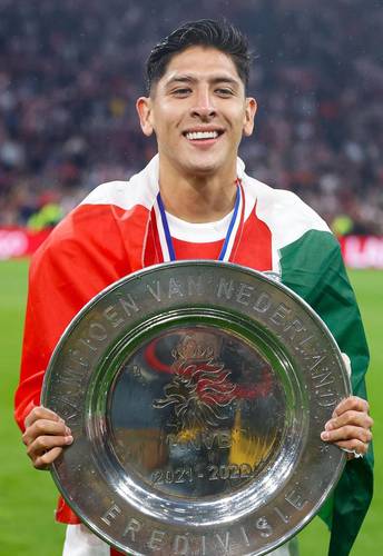 El mediocampista tricolor sumó su segundo campeonato al hilo con el Ajax en la Eredivisie e igualó a Carlos Salcido, Héctor Moreno y Andrés Guardado, quienes también conquistaron el torneo holandés en dos ocasiones.