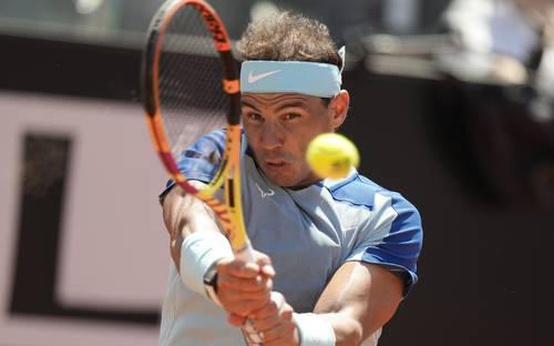 Rafael Nadal, campeón del Masters 1000 de Roma, empezó con buen pie la búsqueda de un undécimo título en la arcilla italiana, al derrotar 6-3 y 6-1 al estadunidense John Isner para avanzar a octavos de final. El alemán Alexander Zverev batalló para vencer al argentino Sebastián Báez, por 7-6 (8/6) y 6-3. En el cuadro femenil, la número uno del orbe, la polaca Iga Swiatek, superó 6-3 y 6-0 a la rumana Gabriela Ruse. También avanzaron la bielorrusa Aryna Sabalenka (3), al vencer 6-2 y 6-0 a la china Shuai Zhang, la griega Maria Sakkari (4), 6-3 y 6-2 a la rusa Ekaterina Alexandrova, y la tunecina Ons Jabeur, 7-5 y 6-2 a la australiana Ajla Tomjanovic.