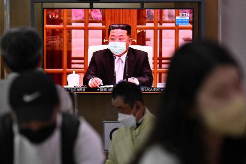 En una estación ferroviaria de Seúl, Corea del Sur, los usuarios escuchan el mensaje del presidente de Norcorea, Kim Jong-un, quien aparece en televisión con cubrebocas. El mandatario ordenó el confinamiento total en su país, después de que se confirmaron los primeros decesos por covid-19.