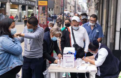 La llegada de la variante ómicron provocó un retraso en los ensayos de la vacuna Patria. En la imagen, inmunización en el Centro Histórico capitalino.